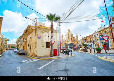 NADUR, MALTE - 15 juin 2018 : Les bâtiments du quartier central du village avec une vue sur la basilique St Pierre et Paul sur l'arrière-plan, le 15 juin Banque D'Images