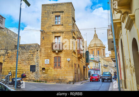 NADUR, MALTE - 15 juin 2018 : Le logement typique du village avec le dôme de Saint Pierre et Paul Basilique, derrière les bâtiments, le 15 juin Banque D'Images