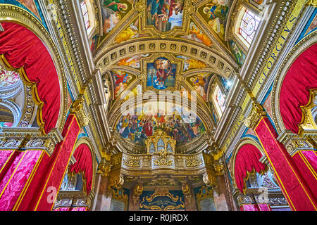 VICTORIA, MALTE - 15 juin 2018 : l'orgue dans l'église paroissiale de St George, entouré de fresques colorées et des décorations en stuc sculpté, sur J Banque D'Images