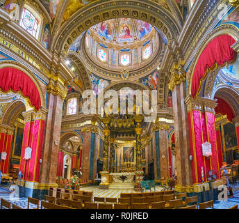 VICTORIA, MALTE - 15 juin 2018 : l'intérieur baroque magnifique basilique de St George avec aview sur l'autel, la canopée, la colonne en pierre mince Banque D'Images