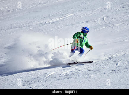 LOON MOUNTAIN USA - 24 janvier : Tina Sutton Memorial - compétition de ski de slalom. Participant non identifié de course de ski junior le 24 janvier 2016 au Banque D'Images