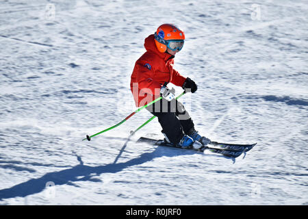 LOON MOUNTAIN USA - 24 janvier : Tina Sutton Memorial - compétition de ski de slalom. Participant non identifié de course de ski junior le 24 janvier 2016 au Banque D'Images