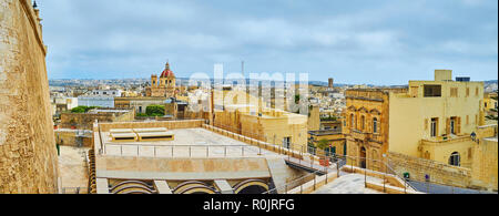 Le paysage de la ville de Victoria avec des toits et s'élevant à partir de la Basilique St George le rempart de Cittadella (Forteresse de Rabat), Gozo, Malte. Banque D'Images