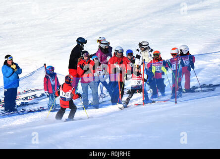 LOON MOUNTAIN USA - 24 janvier : Tina Sutton Memorial - Slalom. Participant non identifié se rendre à la ligne d'arrivée lors de la course de ski junior sur J Banque D'Images