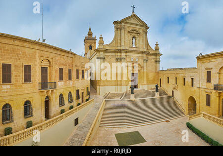 L'ensempble architectural modeste de la place de la Cathédrale avec long escalier, menant à la Cathédrale de l'Assomption à Rabat Citadelle, Victoria, Gozo Island Banque D'Images