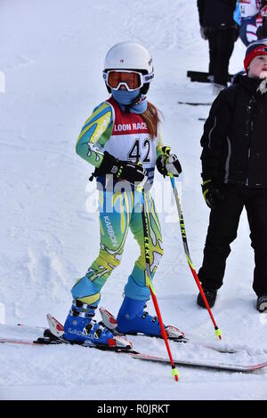 LOON MOUNTAIN USA - 24 janvier : Tina Sutton Memorial - compétition de ski de slalom. Participant non identifié de course de ski junior le 24 janvier 2016 au Banque D'Images