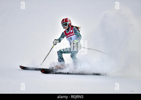 LOON MOUNTAIN USA - 24 janvier : Tina Sutton Memorial - compétition de ski de slalom. Participant non identifié de course de ski junior le 24 janvier 2016 au Banque D'Images