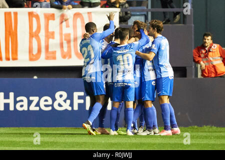 L'équipe de Malaga CF vu célébrer le but durant le football espagnol de La Liga 123 Correspondance entre Osasuna et Málaga CF a l'Sadar stadium. (Score final 2-1 Osasuna Malaga CF) Banque D'Images