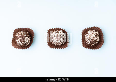 Télévision jeter la nourriture - trois gâteaux au chocolat avec noix de coco crumb Banque D'Images