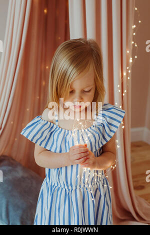 Une petite fille attend un miracle dans la nouvelle année Banque D'Images