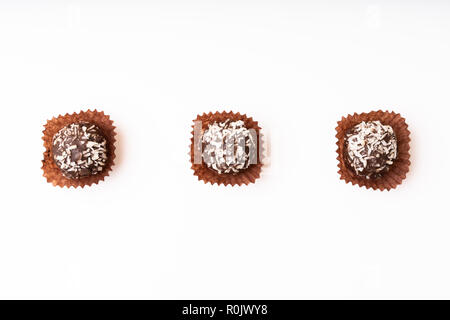 Télévision jeter la nourriture - trois gâteaux au chocolat avec noix de coco crumb Banque D'Images
