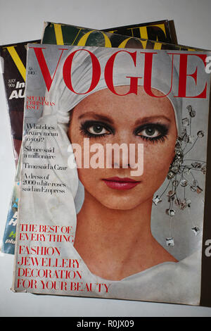 Vieux magazines Vogue photographié dans une pile à Londres, au Royaume-Uni. Banque D'Images