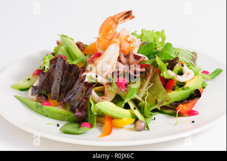 Une salade de fruits de mer avec des légumes frais Banque D'Images