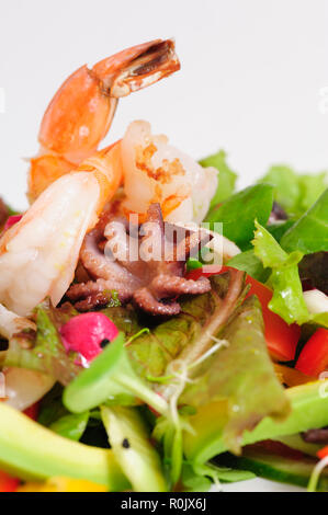 Une salade de fruits de mer avec des légumes frais Banque D'Images