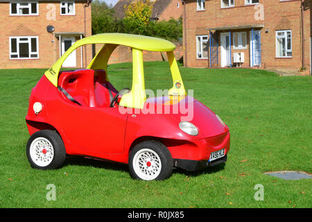 Street-legal Little Tikes red-et-voiture jaune est en vente sur eBay. C'est une sorte de voiture, Autos Attitude dit qu'il a fallu 16 semaines pour créer la voiture, le transformant d'une Daewoo Matiz. La voiture tops à 70mph, deux sièges durs, manuel, et compte désormais près de 5 000 kilomètres de route. La page d'eBay a-t-il listé à £21 500 (environ 33 200 USD), contre quelle attitude Autos dit était l'évaluation initiale de $46,000 USD Banque D'Images