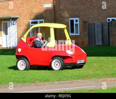 Street-legal Little Tikes red-et-voiture jaune est en vente sur eBay. C'est une sorte de voiture, Autos Attitude dit qu'il a fallu 16 semaines pour créer la voiture, le transformant d'une Daewoo Matiz. La voiture tops à 70mph, deux sièges durs, manuel, et compte désormais près de 5 000 kilomètres de route. La page d'eBay a-t-il listé à £21 500 (environ 33 200 USD), contre quelle attitude Autos dit était l'évaluation initiale de $46,000 USD Banque D'Images