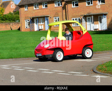 Street-legal Little Tikes red-et-voiture jaune est en vente sur eBay. C'est une sorte de voiture, Autos Attitude dit qu'il a fallu 16 semaines pour créer la voiture, le transformant d'une Daewoo Matiz. La voiture tops à 70mph, deux sièges durs, manuel, et compte désormais près de 5 000 kilomètres de route. La page d'eBay a-t-il listé à £21 500 (environ 33 200 USD), contre quelle attitude Autos dit était l'évaluation initiale de $46,000 USD Banque D'Images