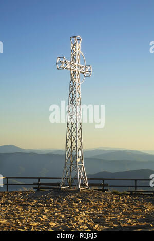 Croix à la montagne Tarnica. Le Parc National de Bieszczady près de Wolosate village. Pologne Banque D'Images