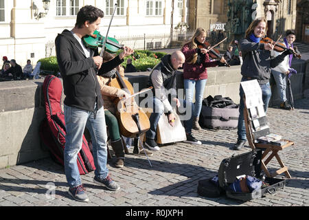 Musicien sur le pont Charles à Prague Banque D'Images