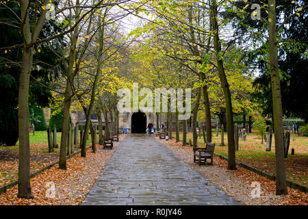 La voie de l'église Holy Trinity porte nord à l'automne, Stratford-upon-Avon, Royaume-Uni Banque D'Images