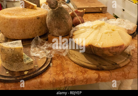 Affichage des différents fromages au restaurant dans les Pouilles, Italie du Sud Banque D'Images