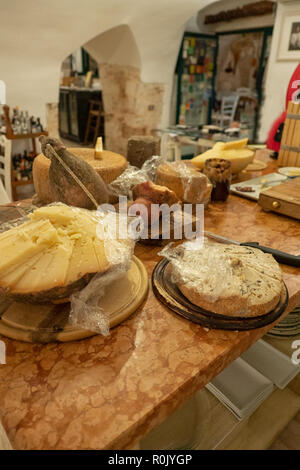 Affichage des différents fromages au restaurant dans les Pouilles, Italie du Sud Banque D'Images