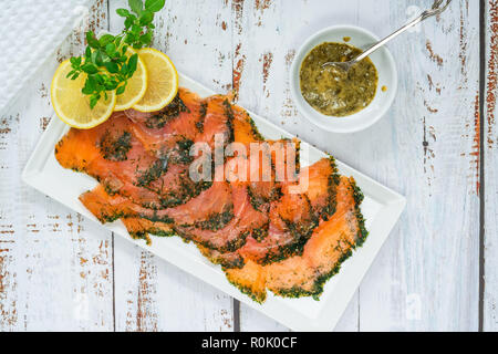 Gravadlax - Nordic plat de fines tranches de saumon cru guérie dans le sel, le sucre et l'aneth et accompagnée par l'aneth et sauce moutarde - Vue de dessus Banque D'Images