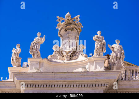 VATICAN - Le 25 septembre 2018 : Détail de la Basilique Saint Pierre au Vatican. Il est le plus grand bâtiment de l'église. Banque D'Images