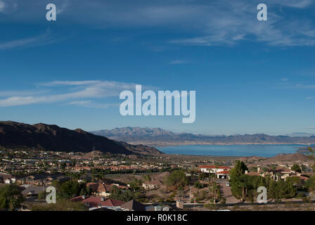 Maisons de luxe dans la vallée avec les montagnes et le lac Banque D'Images