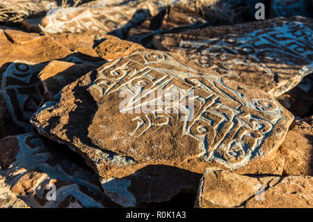 Mani murs, souvent placés sur le bord des routes ou des entrées de village, sont construits par devotionally crânes d'animaux ou de pierres sculptées. Banque D'Images