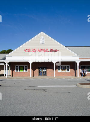 Boutique de sport Olympia avec les gens marcher par à Orléans, Cape Cod, Massachusetts USA avec ciel bleu clair Banque D'Images