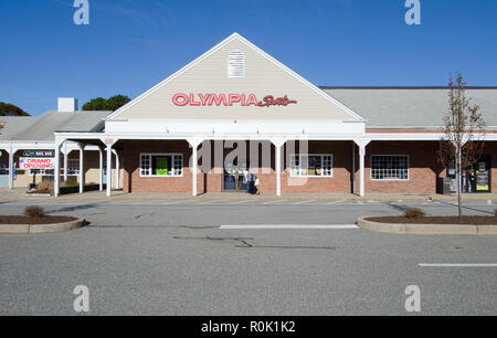 Boutique de sport Olympia avec les gens marcher par à Orléans, Cape Cod, Massachusetts USA avec ciel bleu clair Banque D'Images