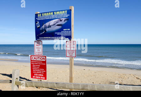Panneaux d'avertissement de requin sur le Cape Cod National Seashore posté après les attaques du grand requin blanc au creux LeCount Beach de South Wellfleet Massachusetts Banque D'Images