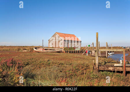 L'ancienne grange du charbon par bateau et le quai au port de North Norfolk à Thornham, Norfolk, Angleterre, Royaume-Uni, Europe. Banque D'Images