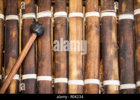 Gros plan d'une très ancienne xylophone. Banque D'Images