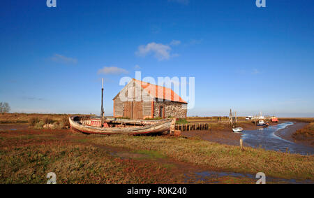 L'ancienne grange du charbon par bateau et le quai au port de North Norfolk à Thornham, Norfolk, Angleterre, Royaume-Uni, Europe. Banque D'Images