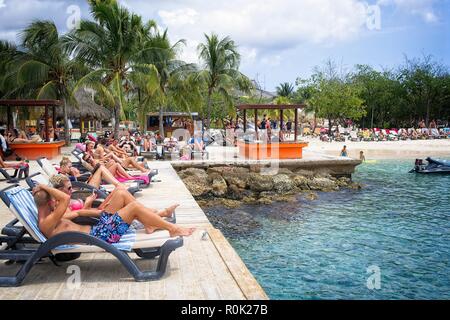 Les vacanciers à la détente JanThiel resort sur l'île de Curaçao dans les Caraïbes Banque D'Images