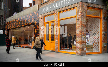 Un chat sur le thème de la collaboration entre il Louis Vuitton et rédactrice de mode Grace Coddington ouvre un pop-up store dans le Meatpacking District à New York vendredi, 26 octobre, 2018. Avec les illustrations de Coddington de ses chats, la collection est nommé et Catogram les felines apparaissent tous sur le cuir, vêtements chaussures et même les pyjamas. (Â© Richard B. Levine) Banque D'Images