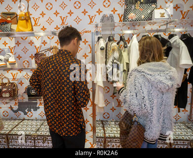 Un chat sur le thème de la collaboration entre il Louis Vuitton et rédactrice de mode Grace Coddington ouvre un pop-up store dans le Meatpacking District à New York vendredi, 26 octobre, 2018. Avec les illustrations de Coddington de ses chats, la collection est nommé et Catogram les felines apparaissent tous sur le cuir, vêtements chaussures et même les pyjamas. (Â© Richard B. Levine) Banque D'Images