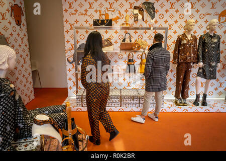 Un chat sur le thème de la collaboration entre il Louis Vuitton et rédactrice de mode Grace Coddington ouvre un pop-up store dans le Meatpacking District à New York vendredi, 26 octobre, 2018. Avec les illustrations de Coddington de ses chats, la collection est nommé et Catogram les felines apparaissent tous sur le cuir, vêtements chaussures et même les pyjamas. (Â© Richard B. Levine) Banque D'Images