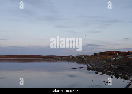 Soir vue de la communauté de Baker Lake dans la région de Kivalliq, Nunavut, Canada Banque D'Images