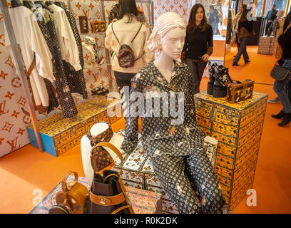 Un chat sur le thème de la collaboration entre il Louis Vuitton et rédactrice de mode Grace Coddington ouvre un pop-up store dans le Meatpacking District à New York vendredi, 26 octobre, 2018. Avec les illustrations de Coddington de ses chats, la collection est nommé et Catogram les felines apparaissent tous sur le cuir, vêtements chaussures et même les pyjamas. (Â© Richard B. Levine) Banque D'Images