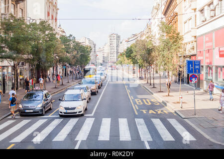 BELGRADE, SERBIE - Septembre 09, 2018 Ville de Belgrade : vue sur la rue de la circulation et des bâtiments . Banque D'Images