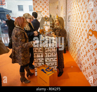 Un chat sur le thème de la collaboration entre il Louis Vuitton et rédactrice de mode Grace Coddington ouvre un pop-up store dans le Meatpacking District à New York vendredi, 26 octobre, 2018. Avec les illustrations de Coddington de ses chats, la collection est nommé et Catogram les felines apparaissent tous sur le cuir, vêtements chaussures et même les pyjamas. (© Richard B. Levine) Banque D'Images