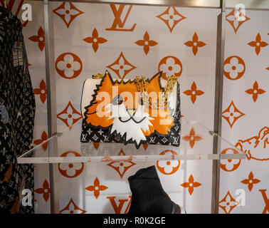 Un chat sur le thème de la collaboration entre il Louis Vuitton et rédactrice de mode Grace Coddington ouvre un pop-up store dans le Meatpacking District à New York vendredi, 26 octobre, 2018. Avec les illustrations de Coddington de ses chats, la collection est nommé et Catogram les felines apparaissent tous sur le cuir, vêtements chaussures et même les pyjamas. (Â© Richard B. Levine) Banque D'Images