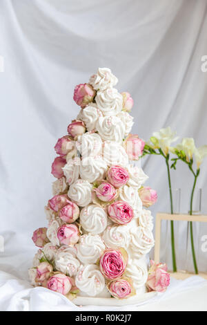 Zefir croquembouche rose avec des fleurs. Banque D'Images