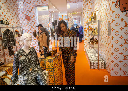 Un chat sur le thème de la collaboration entre il Louis Vuitton et rédactrice de mode Grace Coddington ouvre un pop-up store dans le Meatpacking District à New York vendredi, 26 octobre, 2018. Avec les illustrations de Coddington de ses chats, la collection est nommé et Catogram les felines apparaissent tous sur le cuir, vêtements chaussures et même les pyjamas. (Â© Richard B. Levine) Banque D'Images