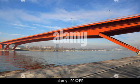 Pont Gazela orange sur la rivière Sava à Belgrade Banque D'Images