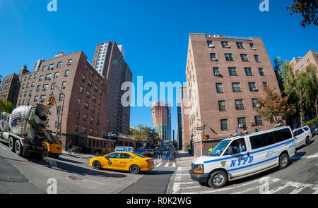 La NYCHA Fulton complexe d'appartements à Chelsea à New York vu avec le développement de luxe derrière elle le mardi 30 octobre, 2018. (Â© Richard B. Levine) Banque D'Images