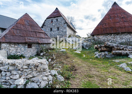 Maisons en pierre de Lukomir, village de Bosnie-Herzégovine Banque D'Images